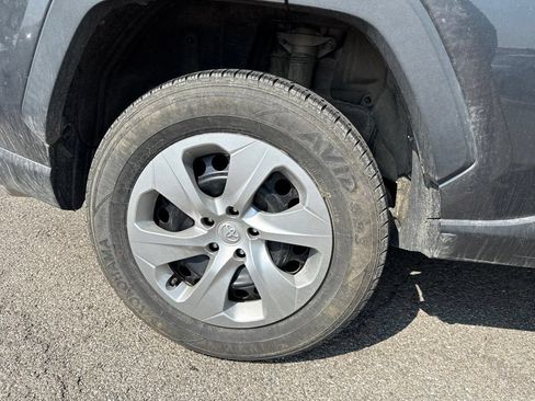Used 2021 Toyota RAV4 LE FWD image 5
