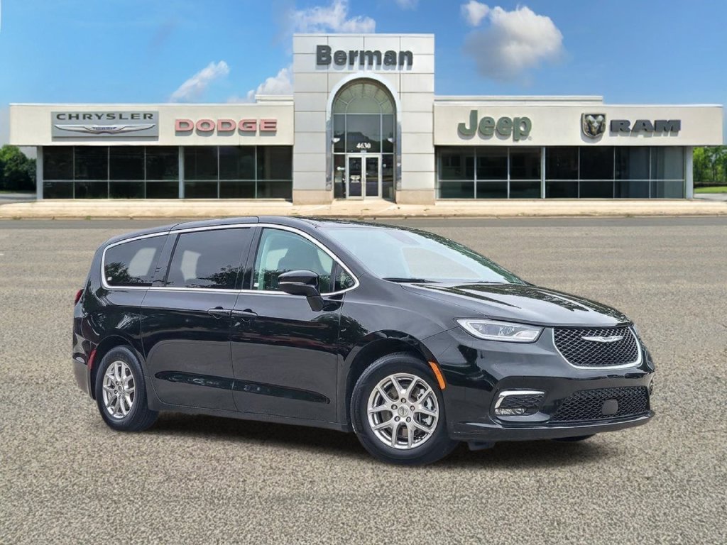 Used 2024 Chrysler Pacifica Touring-L FWD image 1
