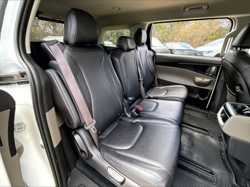 Used 2025 Kia Carnival image 18