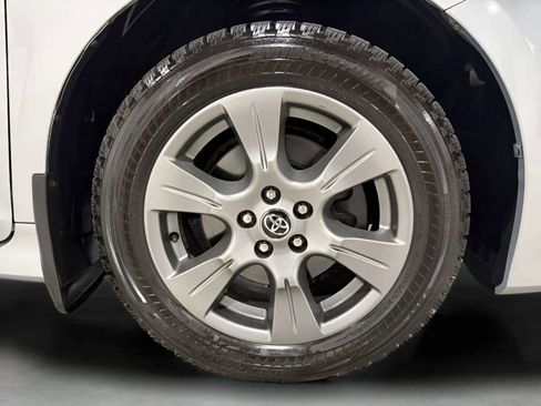 Used 2019 Toyota Sienna SE AWD/4WD image 46