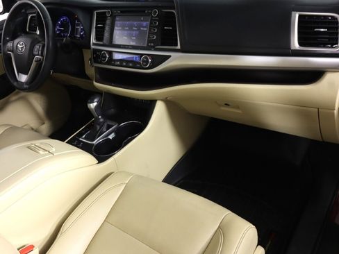 Used 2019 Toyota Highlander XLE FWD image 43