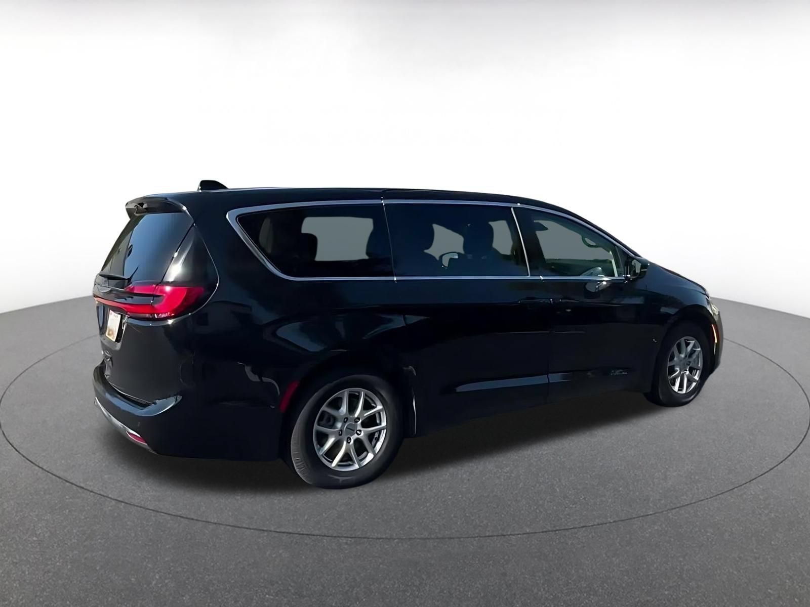 Used 2024 Chrysler Pacifica Touring-L FWD image 14