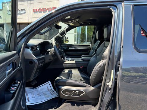 Used 2024 Jeep Wagoneer L Series II w/ Flexible Seating Group AWD/4WD image 2