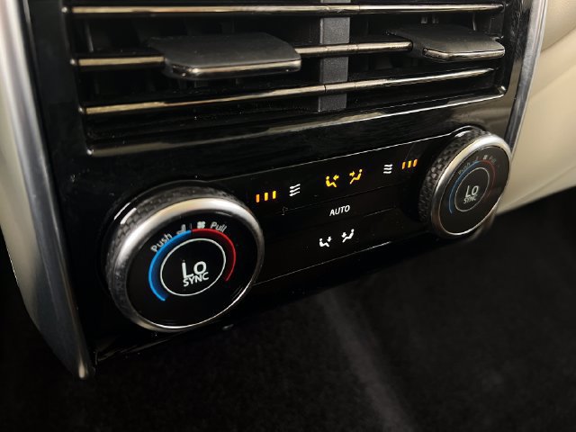 Used 2024 Land Rover Range Rover SE AWD/4WD image 18