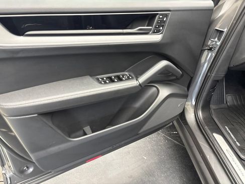 Certified 2024 Porsche Cayenne AWD/4WD image 4