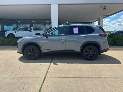 Used 2025 Nissan Rogue SV AWD/4WD image 4