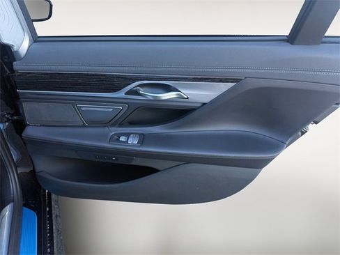 Used 2022 BMW 740i w/ M Sport Package image 30