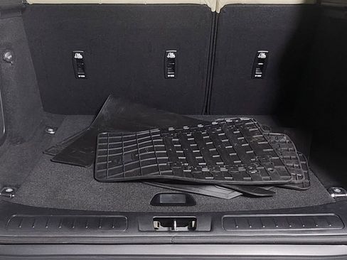 Used 2019 Land Rover Range Rover Evoque SE image 15