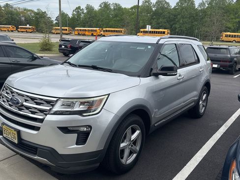 Used 2018 Ford Explorer XLT w/ Equipment Group 201A image 2
