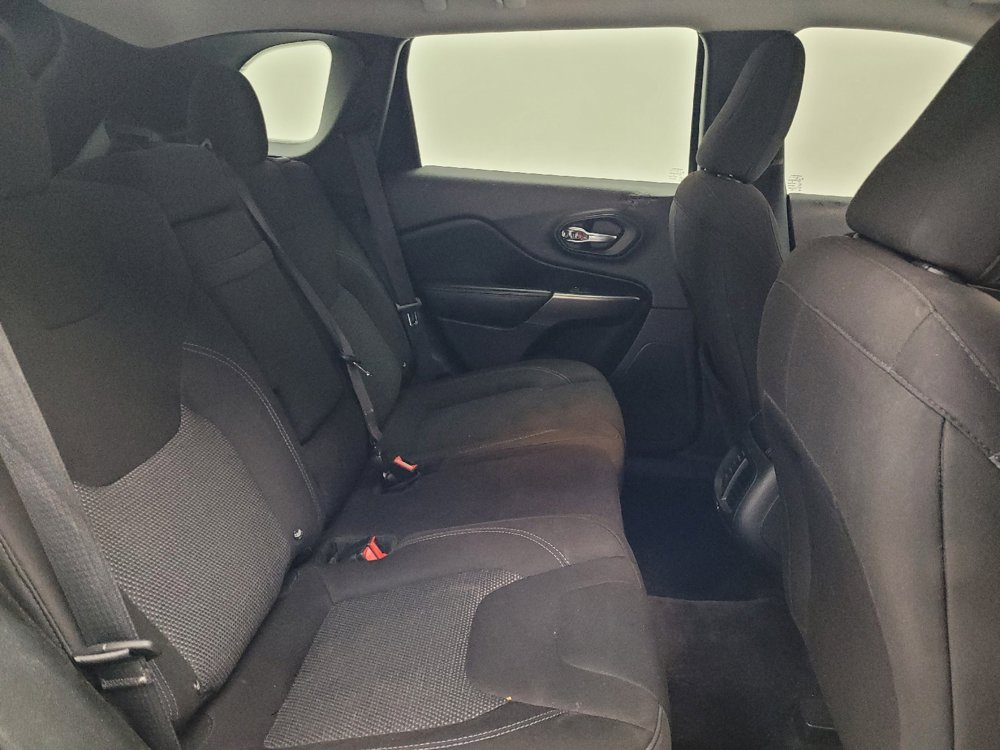 Used 2019 Jeep Cherokee Latitude w/ Popular Appearance Group FWD image 19