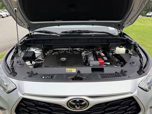 Used 2021 Toyota Highlander XLE FWD image 31