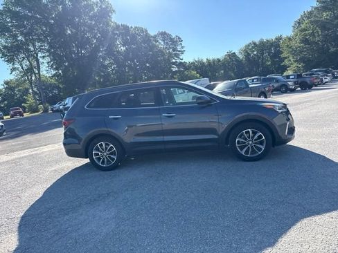 Used 2017 Hyundai Santa Fe SE FWD image 13
