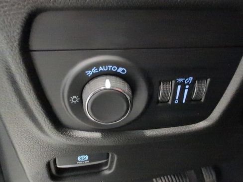 Used 2023 Jeep Grand Cherokee Laredo AWD/4WD image 15