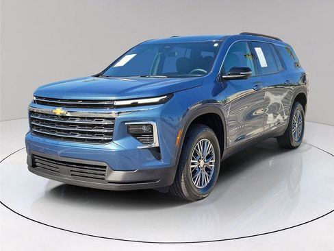 Used 2024 Chevrolet Traverse LT FWD image 3