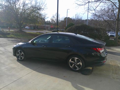 Used 2023 Hyundai Elantra SEL w/ Convenience Package image 9