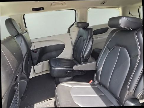 Used 2024 Chrysler Pacifica Touring-L FWD image 11