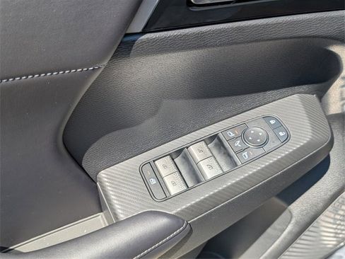 New 2025 Mitsubishi Outlander SE image 11