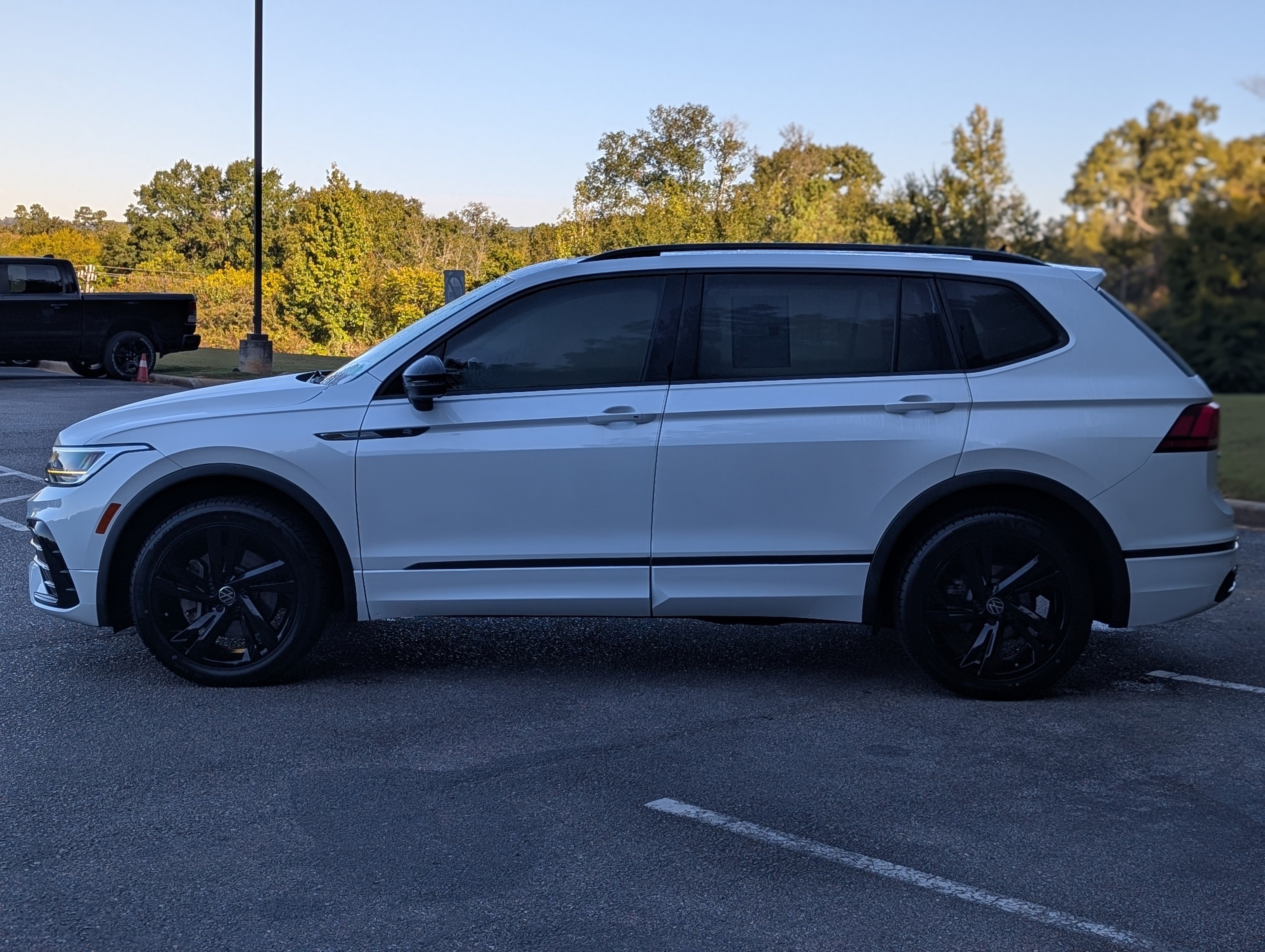 Used 2023 Volkswagen Tiguan SE R-Line FWD image 6