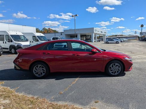 Used 2024 Hyundai Elantra SEL image 9