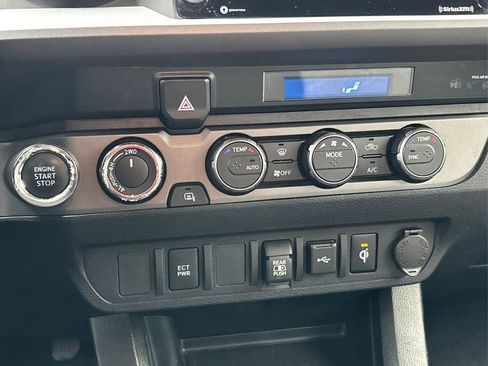 Used 2022 Toyota Tacoma TRD Off-Road image 31