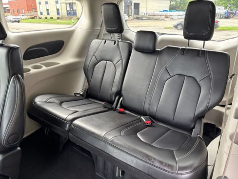 Used 2024 Chrysler Pacifica Touring-L FWD image 32