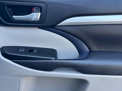 Used 2016 Toyota Highlander XLE FWD image 22