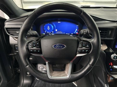 Used 2023 Ford Explorer Platinum w/ Premium Technology Package image 14