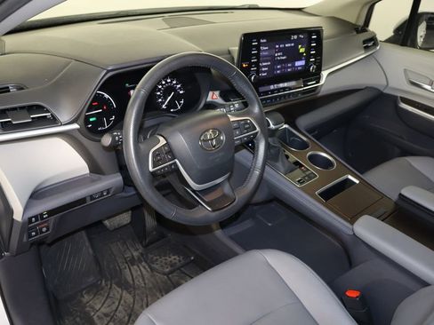 Used 2024 Toyota Sienna XLE FWD image 28