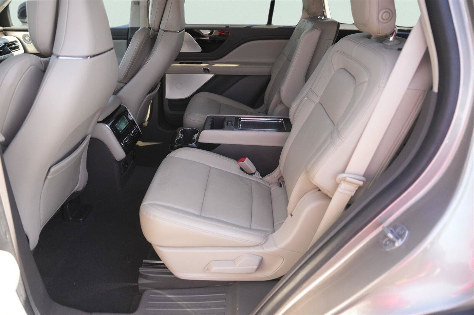 Used 2020 Lincoln Aviator Reserve w/ Equipment Group 201A RWD image 13