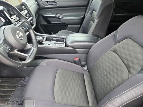Used 2024 Nissan Pathfinder SV FWD image 17