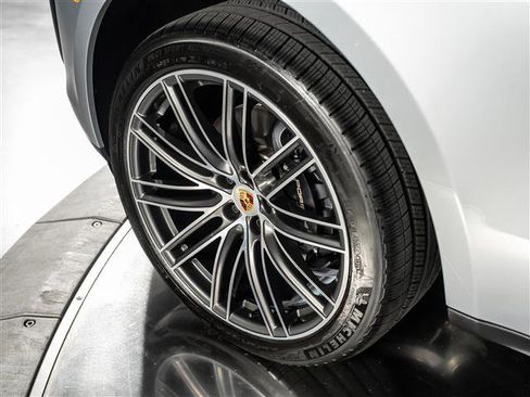 Certified 2026 Porsche Macan AWD/4WD image 15