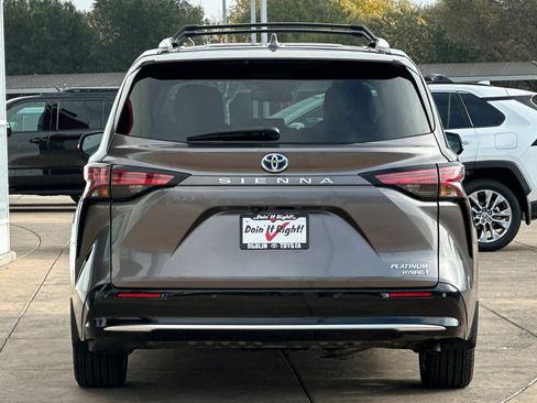 Certified 2024 Toyota Sienna Platinum image 6