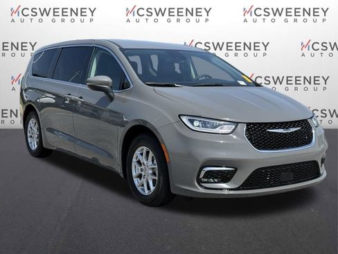 Used 2023 Chrysler Pacifica Touring-L FWD image 9