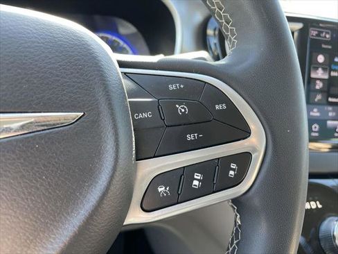 Used 2023 Chrysler Pacifica Touring-L FWD image 17