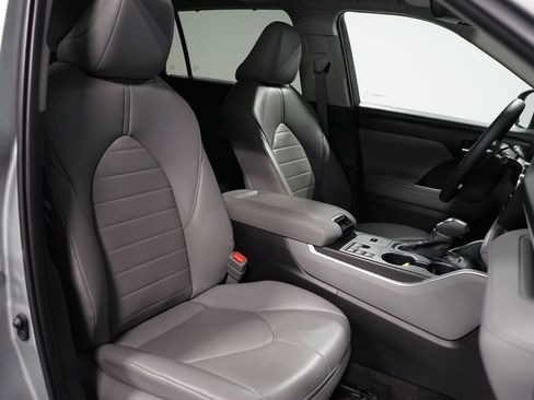 Certified 2023 Toyota Highlander XLE image 29