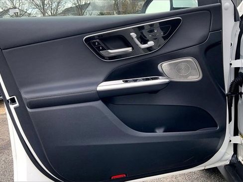 Used 2025 Mercedes-Benz GLC 300 4MATIC image 18