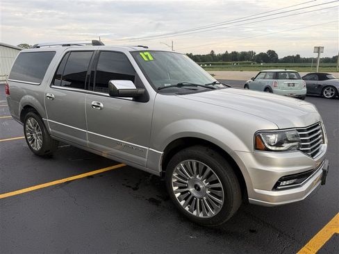Used 2017 Lincoln Navigator L Select AWD/4WD image 3