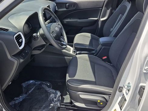 Certified 2025 Hyundai Venue Limited FWD image 10