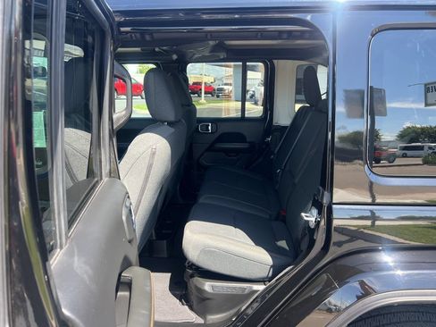 Used 2025 Jeep Wrangler Unlimited Sahara AWD/4WD image 27