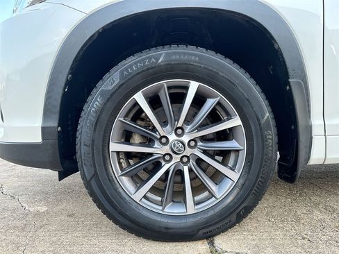 Used 2017 Toyota Highlander XLE image 12