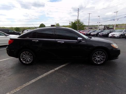 Used 2011 Chrysler 200 Limited FWD image 4