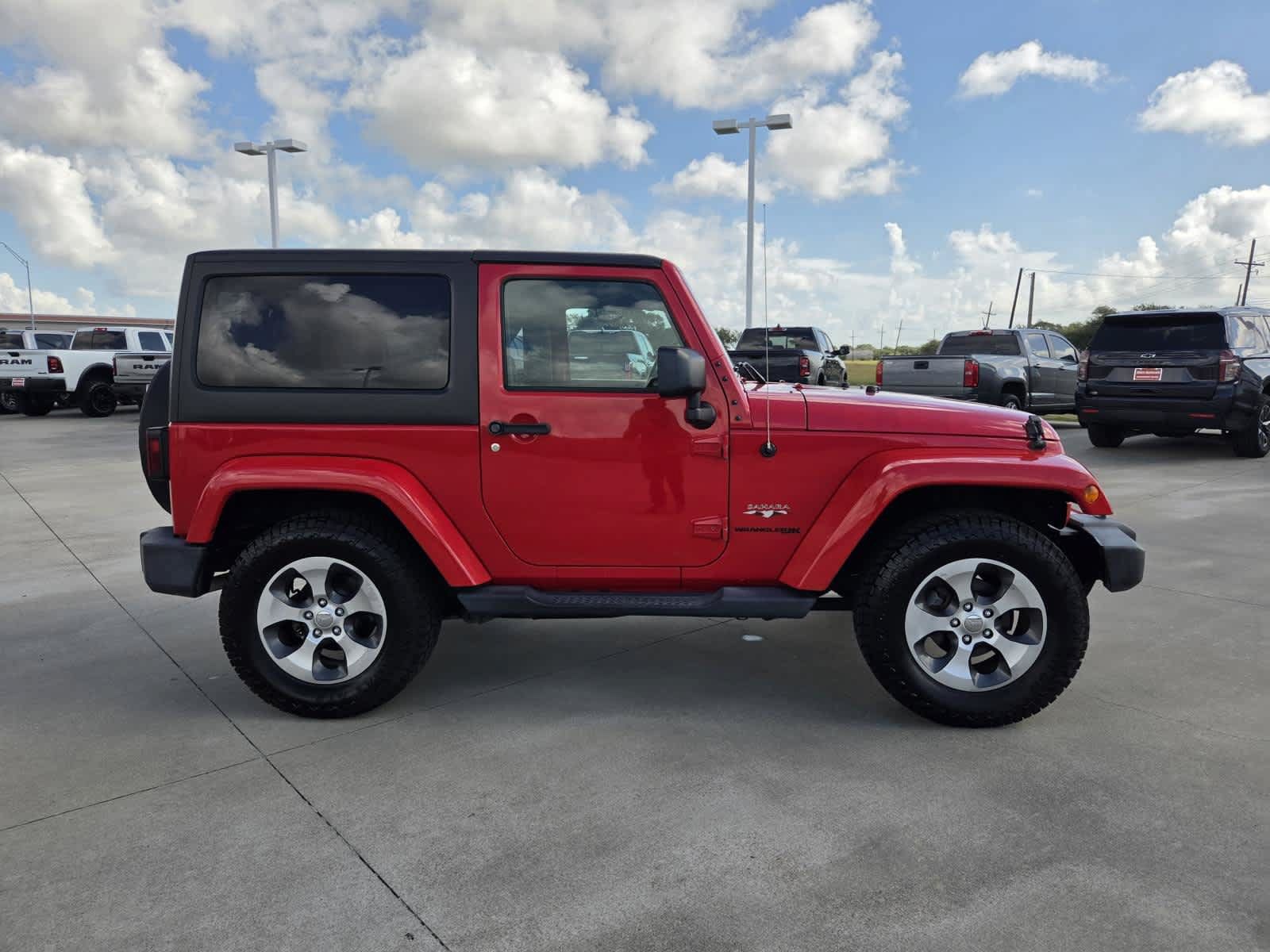 Used 2018 Jeep Wrangler Sahara w/ Connectivity Group AWD/4WD image 6