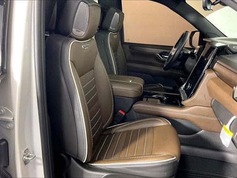 Used 2025 GMC Yukon Denali Ultimate AWD/4WD image 9