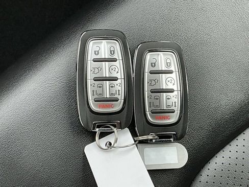 Used 2024 Chrysler Pacifica Select image 22