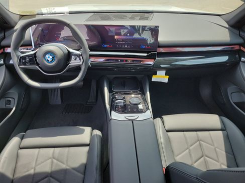 New 2026 BMW i5 eDrive40 w/ Convenience Package RWD image 11