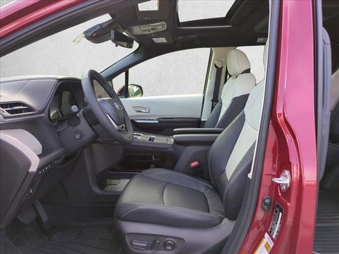 Used 2025 Toyota Sienna Platinum image 16