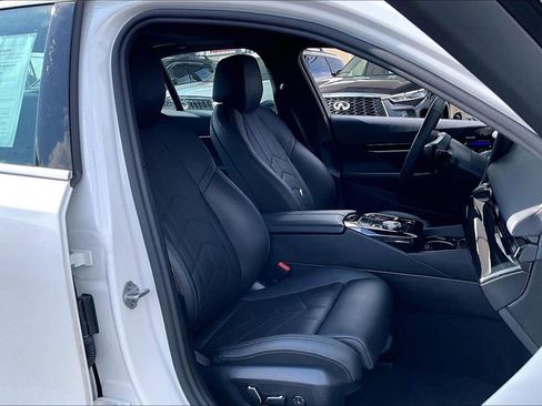 Used 2025 BMW 530i w/ Premium Package RWD image 10
