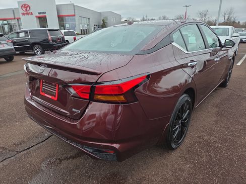 Used 2025 Nissan Altima 2.5 SV w/ SV Special Edition Package image 3