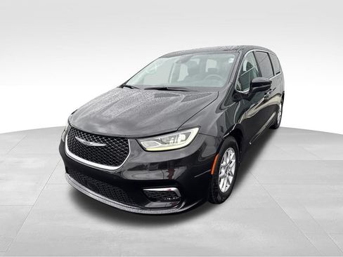 Used 2023 Chrysler Pacifica Touring-L FWD image 7
