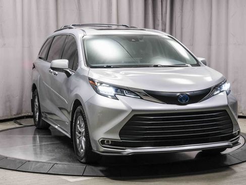 Used 2021 Toyota Sienna XLE FWD image 5